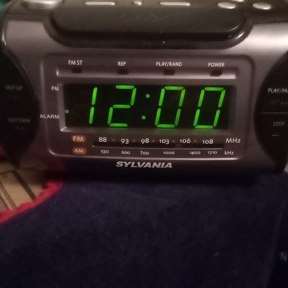 Digital Led Alarm Clock, Radio, CD Player - Picture 5 of 6